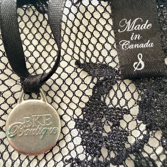 BKE Boutique Black lace floral top S - Picture 2 of 4